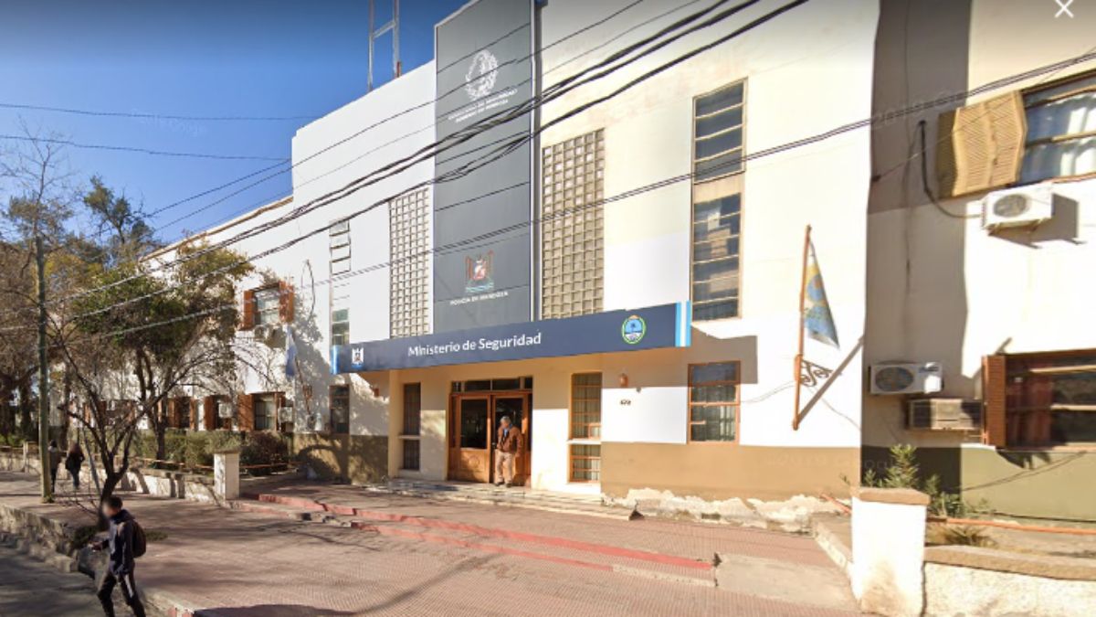 La fallecida Blanca Suárez, quien supuestamente se habría suicidado, trabajaba en la Dirección de Programación Operativa y Eventos (DIPOE) del Ministerio de Seguridad, y el disparo fatal se lo habría dado con su pistola reglamentaria. Su pareja, Fabián Herrera está siendo investigado por instigación al suicidio, al conocerse un supuesto Whatsapp de Blanca, que anunciaba su drástica decisión e involucraba a su pareja, subcomisario de la Policía de Mendoza.