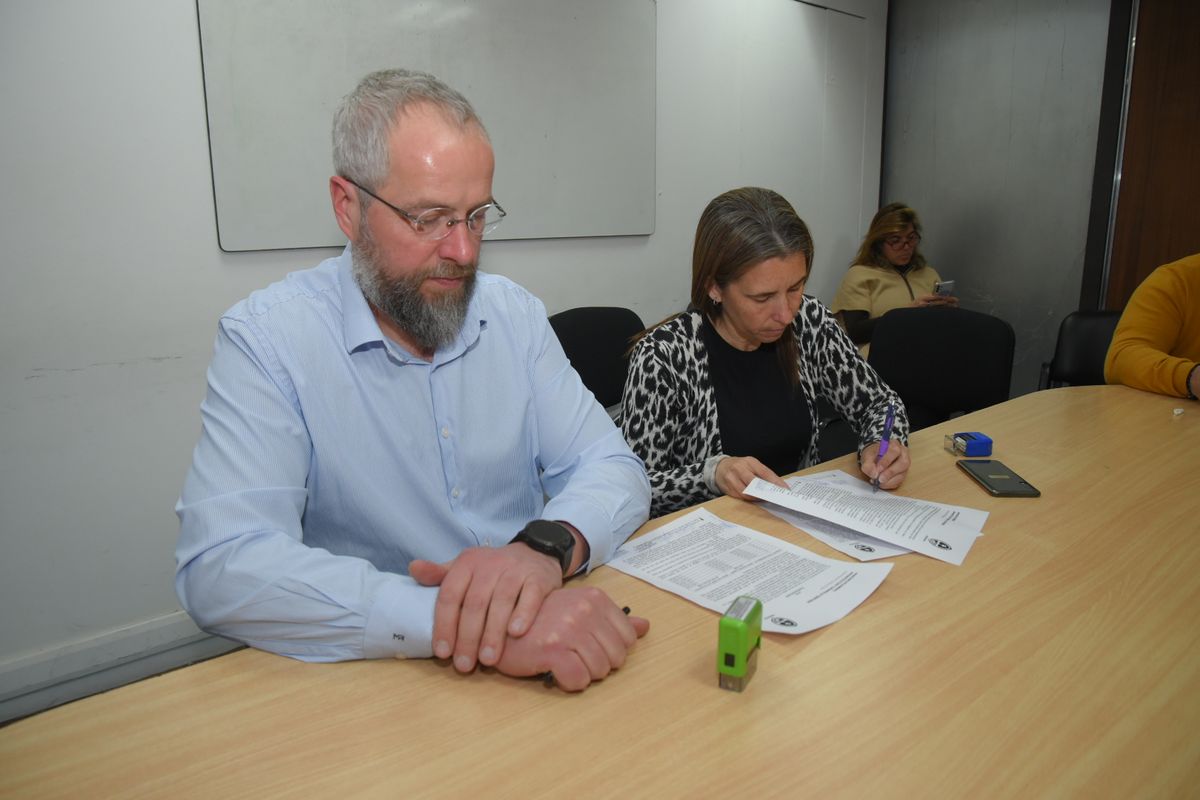 ATE y referentes del Gobierno se reunirán el próximo jueves para conocer si aceptan la propuesta salarial. ATE y referentes del Gobierno se reunirán el próximo jueves para conocer si aceptan la propuesta salarial.