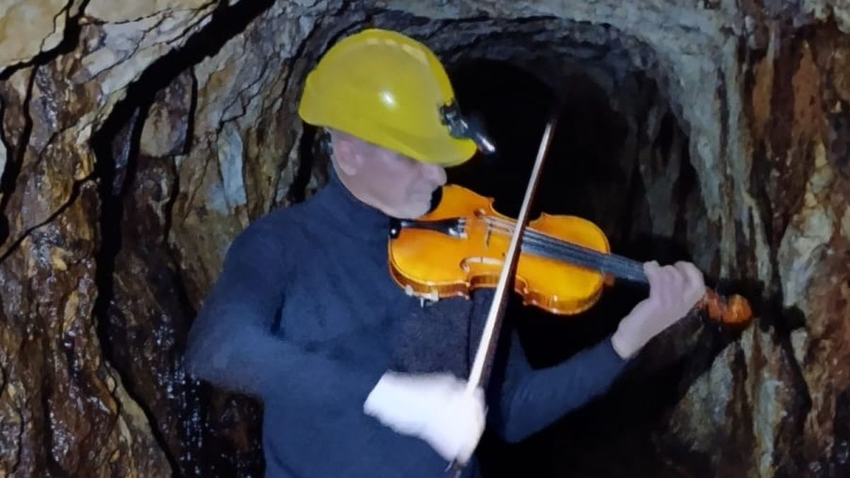 Miguel Ángel Cotignola fundador del cuarteto de cuerdas Ludwig e integrante de la Filarmónica de Mendoza tocando su violín en la mina de La Carolina.