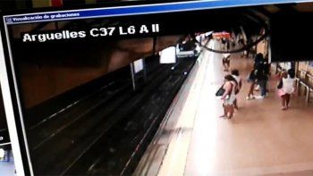 El aterrador momento en que un hombre patea y empuja a otro hacia las vías