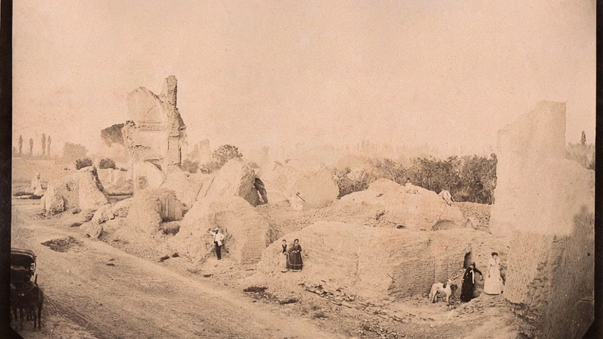 Lo que se ve en esta imagen son las ruinas de la iglesia de San Agustín, sus restos se conservaron hasta mediados del siglo XX y luego se demolieron. Lo que se ve en esta imagen son las ruinas de la iglesia de San Agustín, sus restos se conservaron hasta mediados del siglo XX y luego se demolieron.