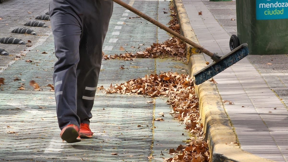 Además de las ráfagas de Zonda que puedan bajar al llano, se esperan algunas lluvias aisladas para este viernes, según el pronóstico del tiempo en Mendoza del Servicio Meteorológico Nacional. Además de las ráfagas de Zonda que puedan bajar al llano, se esperan algunas lluvias aisladas para este viernes, según el pronóstico del tiempo en Mendoza del Servicio Meteorológico Nacional.