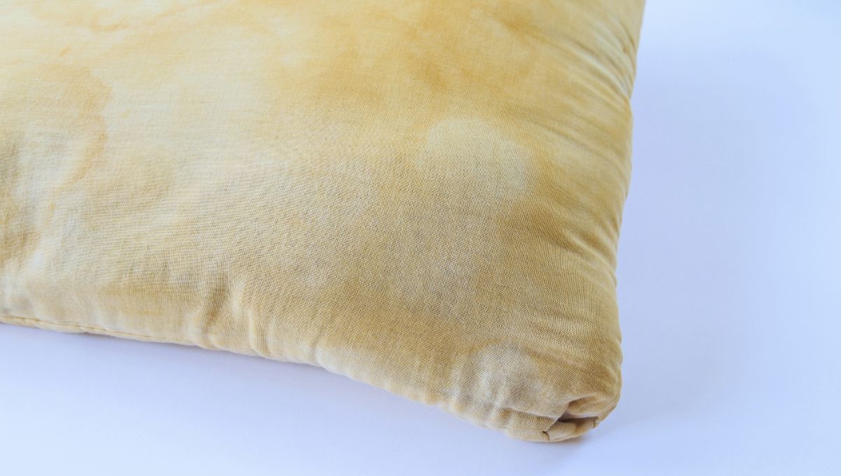 Qué significa que la almohada tenga manchas amarillas en su tela