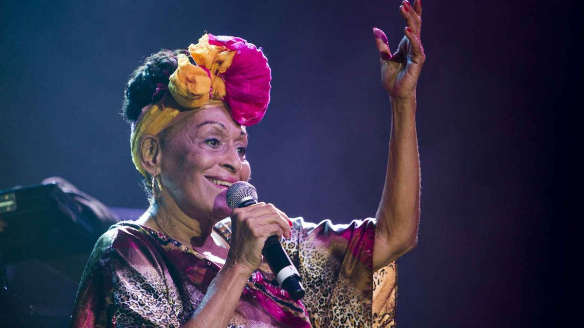 A sus 93 años, Omara Portuondo graba discos, hace conciertos y gana premios internacionales.