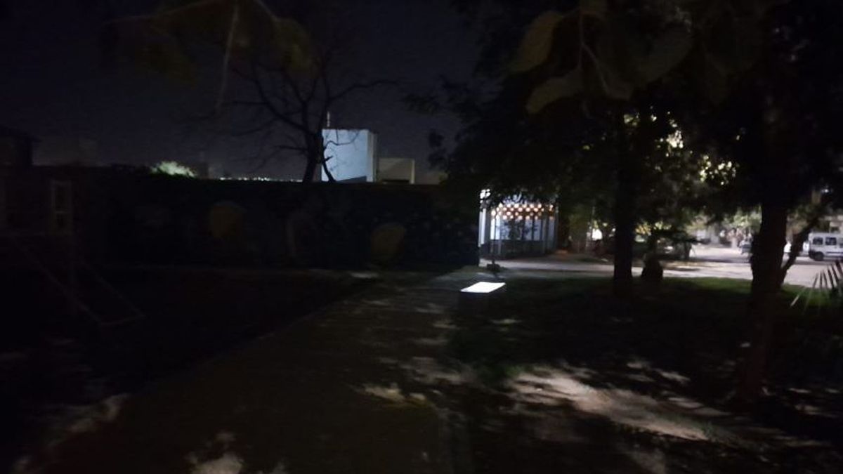 Una plaza del barrio Cadore, a metros de la escuela Giacchino está sin luz desde el inicio de la semana. Ahora que se dictó la conciliación obligatoria, los vecinos esperan que se solucione el problema.