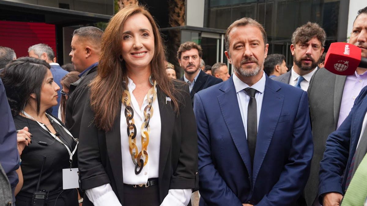 Victoria Villarruel junto a Mario González, presidente saliente de la COVIAR. Victoria Villarruel junto a Mario González, presidente saliente de la COVIAR.