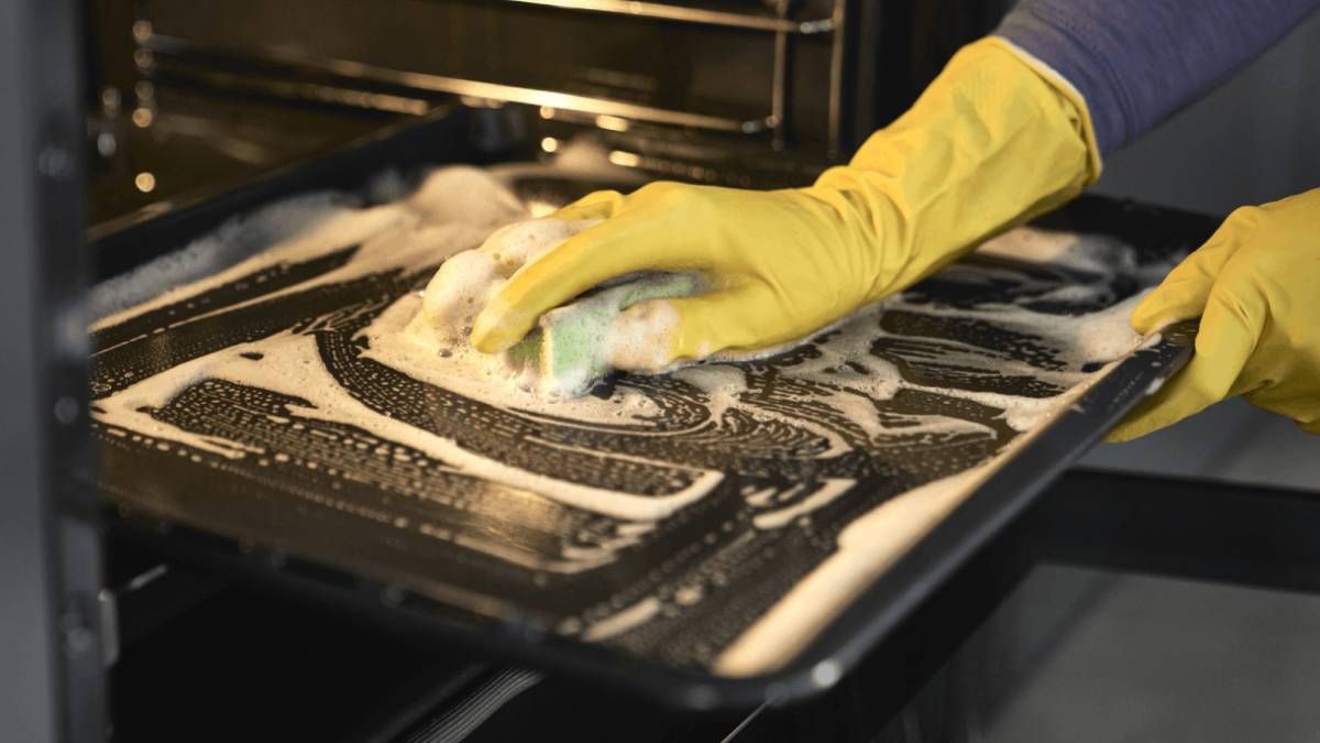 Con estos trucos caseros de limpieza podrás eliminar las manchas de grasa y suciedad de la bandeja del horno en minutos Con estos trucos caseros de limpieza podrás eliminar las manchas de grasa y suciedad de la bandeja del horno en minutos