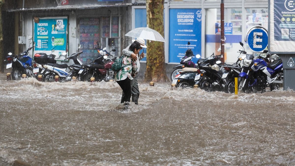 Las lluvias del viernes dejaron postales únicas que muchos guardarán para siempre en su memoria.