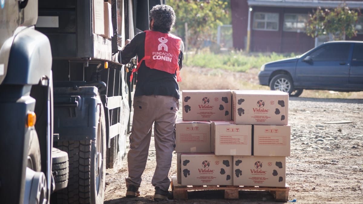 Para distribuir la leche, el gobierno nacional convocó a CONIN, al Ejército y a Gendarmería. Para distribuir la leche, el gobierno nacional convocó a CONIN, al Ejército y a Gendarmería.