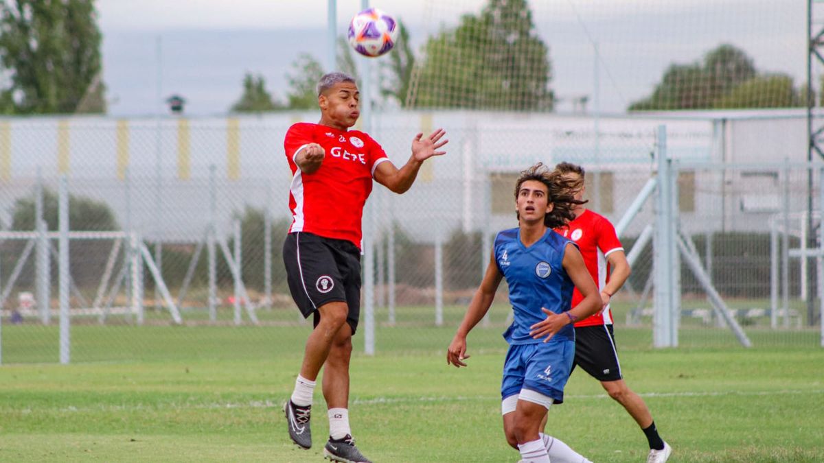 Nahuel Castro uno de los jugadores de las divisiones inferiores de Huracán Las Heras. Nahuel Castro uno de los jugadores de las divisiones inferiores de Huracán Las Heras.