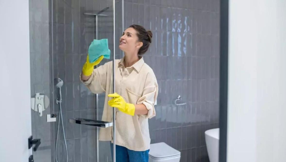 ﻿Dile adiós a las manchas de la mampara de la ducha en unos segundos con este producto de limpieza de Mercadona