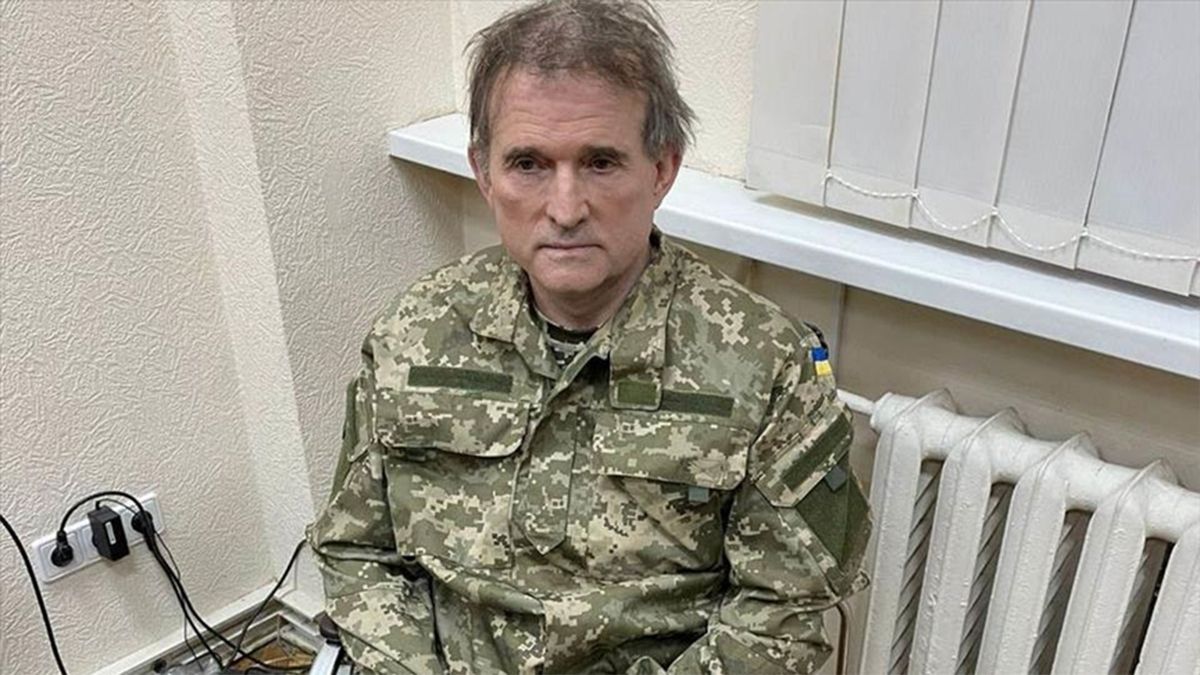 Guerra Rusia - Ucrania: Viktor Medvedchuk&nbsp;esposado y vistiendo un uniforme ucraniano.