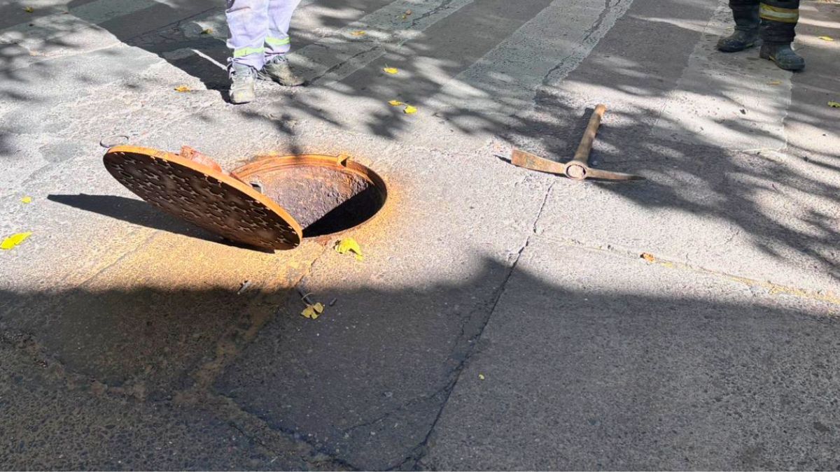 El temblor de una tapa cloacal forzó un corte total de calles en el barrio Bombal.