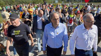 El presidente catalán evita condenar la violencia y se suma a las marchas