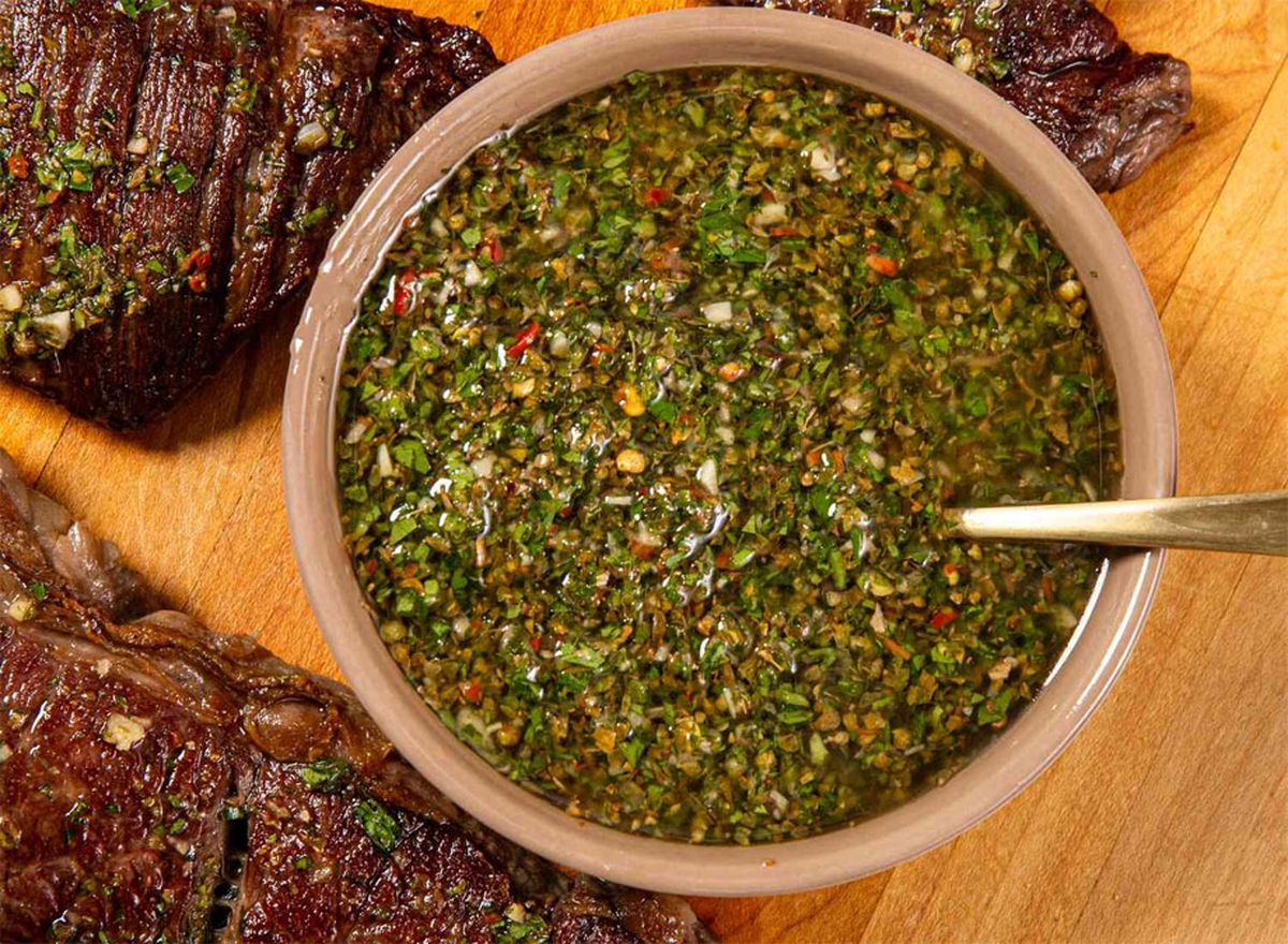 Este chimichurri casero, una receta que se aconseja consumirla dentro de la primer semana, aguanta en la heladera hasta 20 días. Este chimichurri casero, una receta que se aconseja consumirla dentro de la primer semana, aguanta en la heladera hasta 20 días.