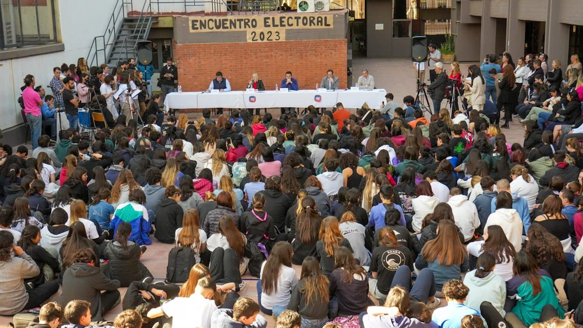 Los estudiantes escucharon y les preguntaron a Omar De Marchi, Hebe Casado, Lautaro Jiménez, Lucas Ilardo y Mario Vadillo.