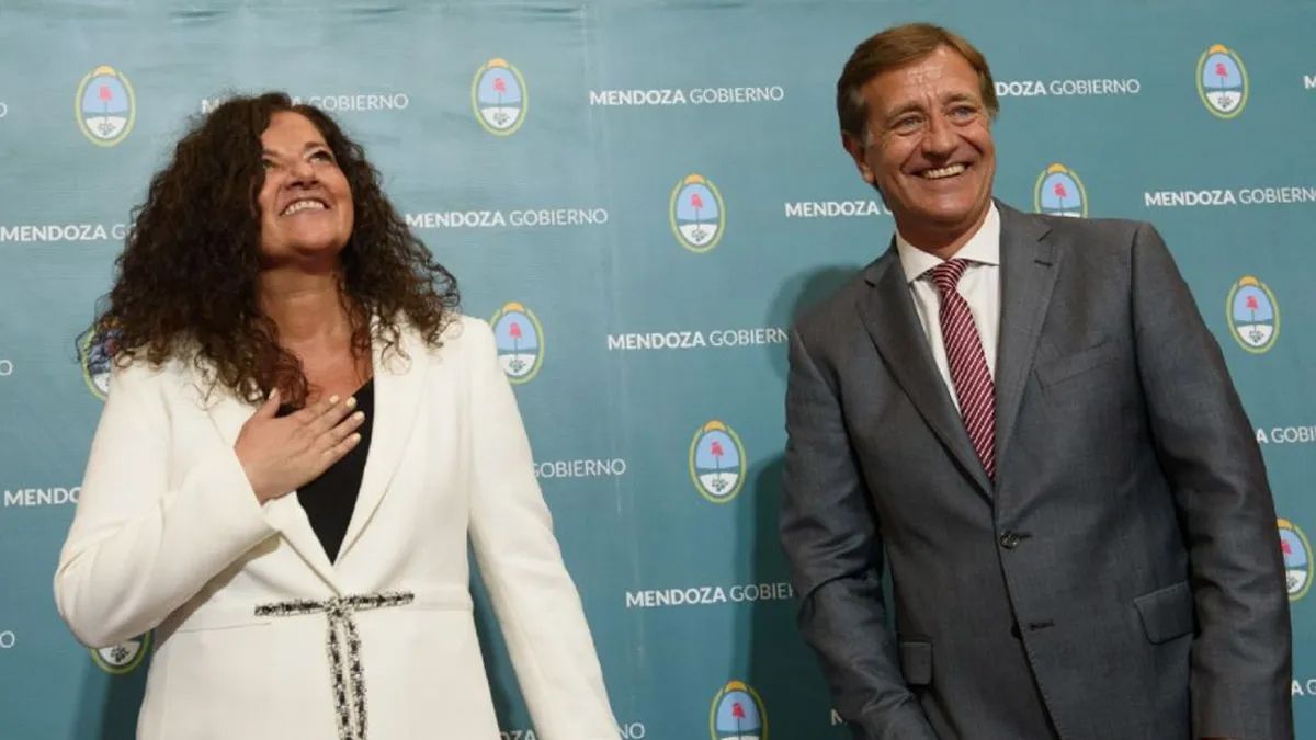 Nora Vicario, la ministra de Cultura y Turismo, en su nombramiento junto a Rodolfo Suarez.