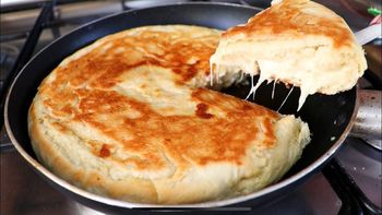 Cómo hacer un Pan de queso en sartén: la receta húmeda y tierna, con 5 ingredientes y en 10 minutos