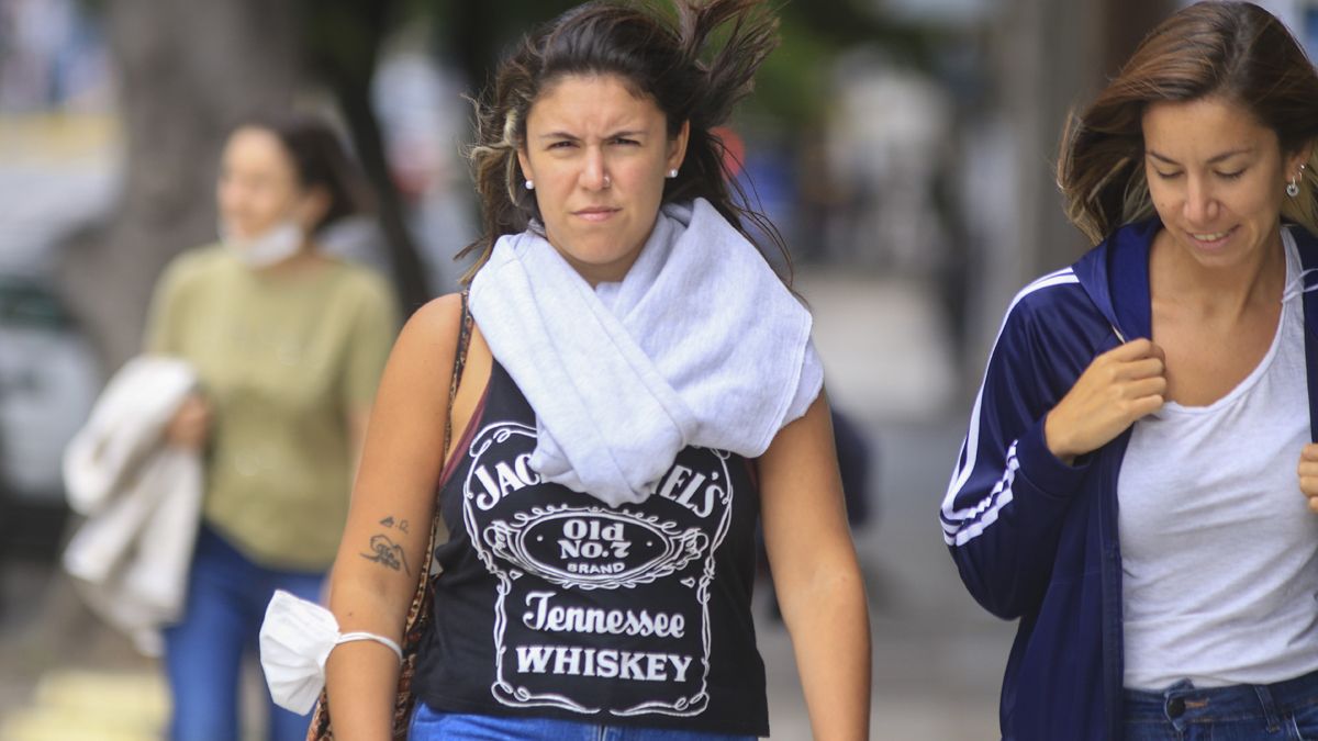 Siguen bajando los casos de Covid en Argentinas y en algunas ciudades como Buenos Aires muchos se relajan y ya no usan barbijo.