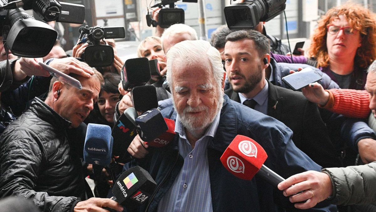 Carlos Carrascosa, el viudo de María Marta García Belsunce, ingreso al Tribunal Oral en lo Criminal 4 de San Isidro rodeado de micrófonos y cámaras de televisión