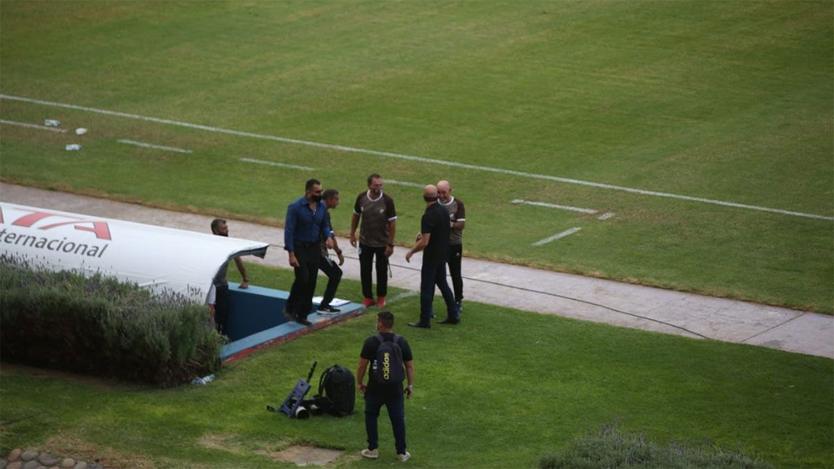 El Chocho Llop se saludó con Sebastián Méndez. (Fotos Fernando Martinez/UNO).