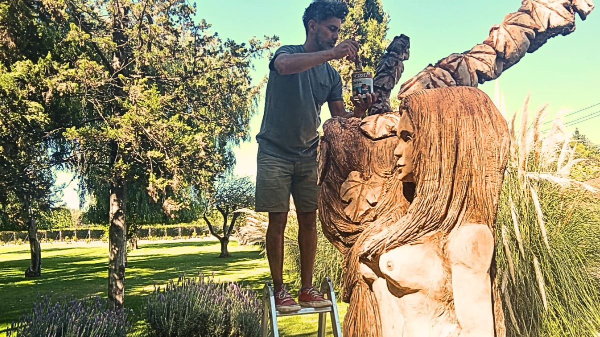 Zalazar Correa trabajando sobre un nogal seco que, de a poco, fue convirtiéndose en la musa inspiradora de la bodega Lamadrid.