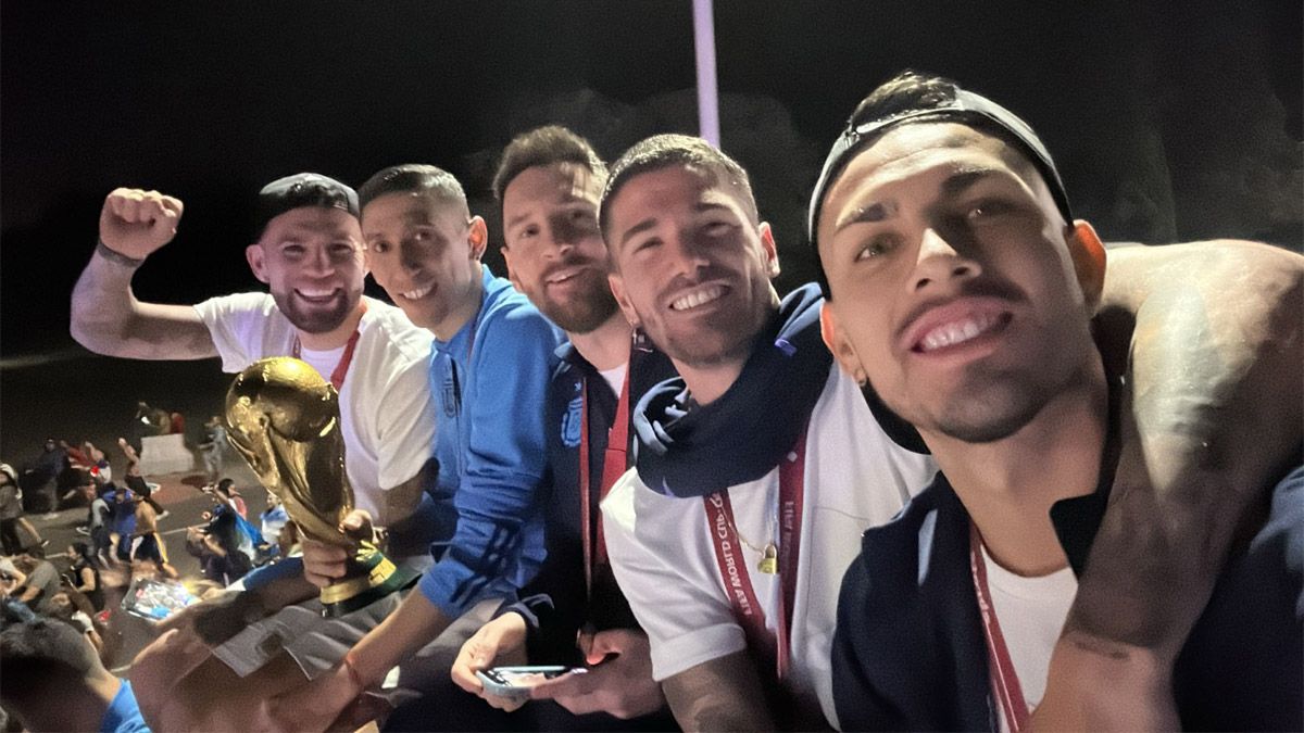 Algunos jugadores de la Selección argentina estuvieron en peligro por la presencia de un cable, en el recorrido que los trasladó hasta el predio de AFA, en Ezeiza.