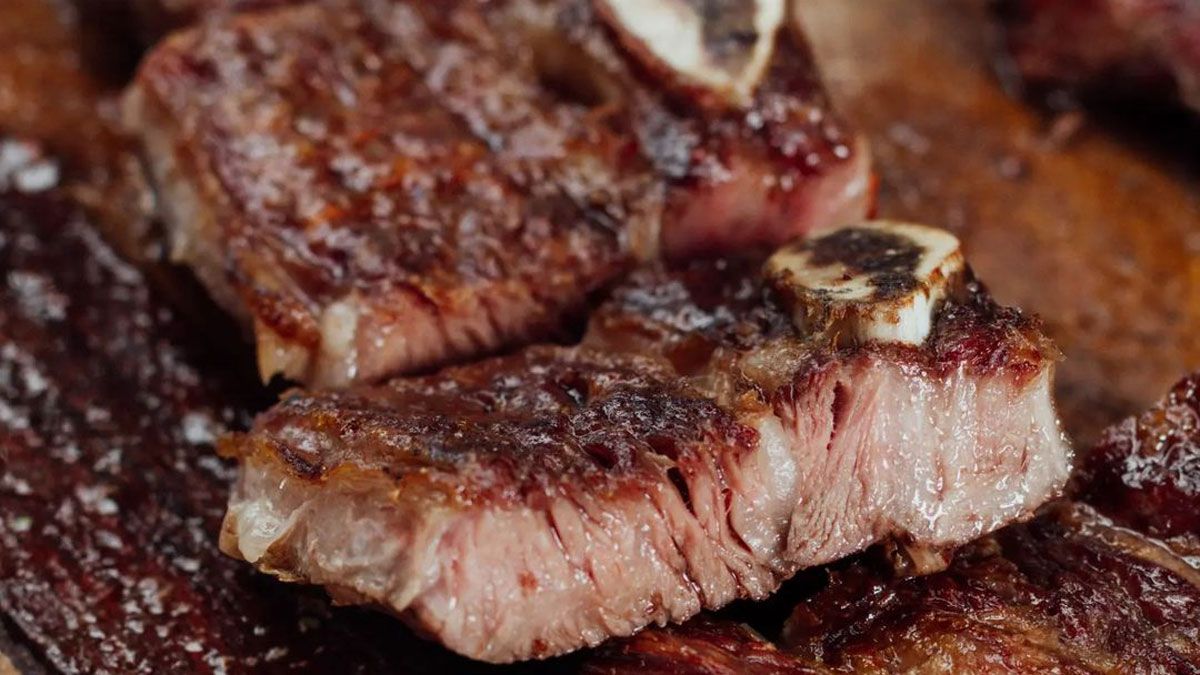 Muichos utilizan papel de diario en el asado para lograr que la carne se cocine de manera rica, sabrosa y uniforme.