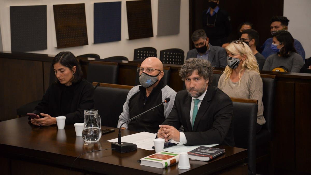 Luis Lobos, entre el abogado Fernando Lúquez y una colaboradora. Detrás, Claudia Sgró.