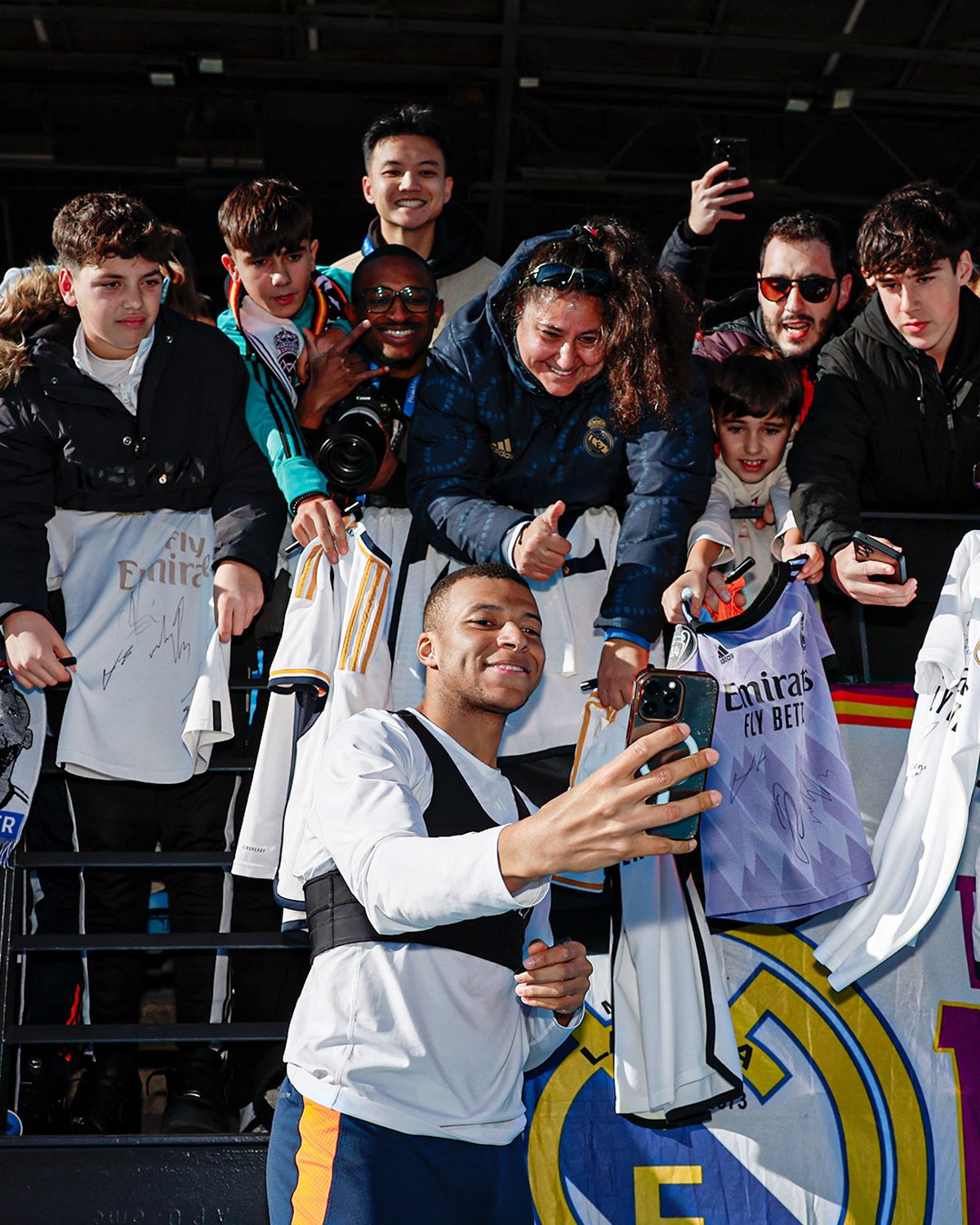 Mbappé compartió con los fans del Real Madrid. Mbappé compartió con los fans del Real Madrid.