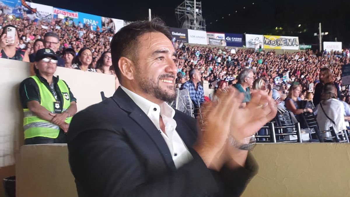 El intendente de La Paz, Fernando Ubieta, aplaude a la Reina Nacional de la Vendimia: Ana Laura Verde, oriunda de su departamento.