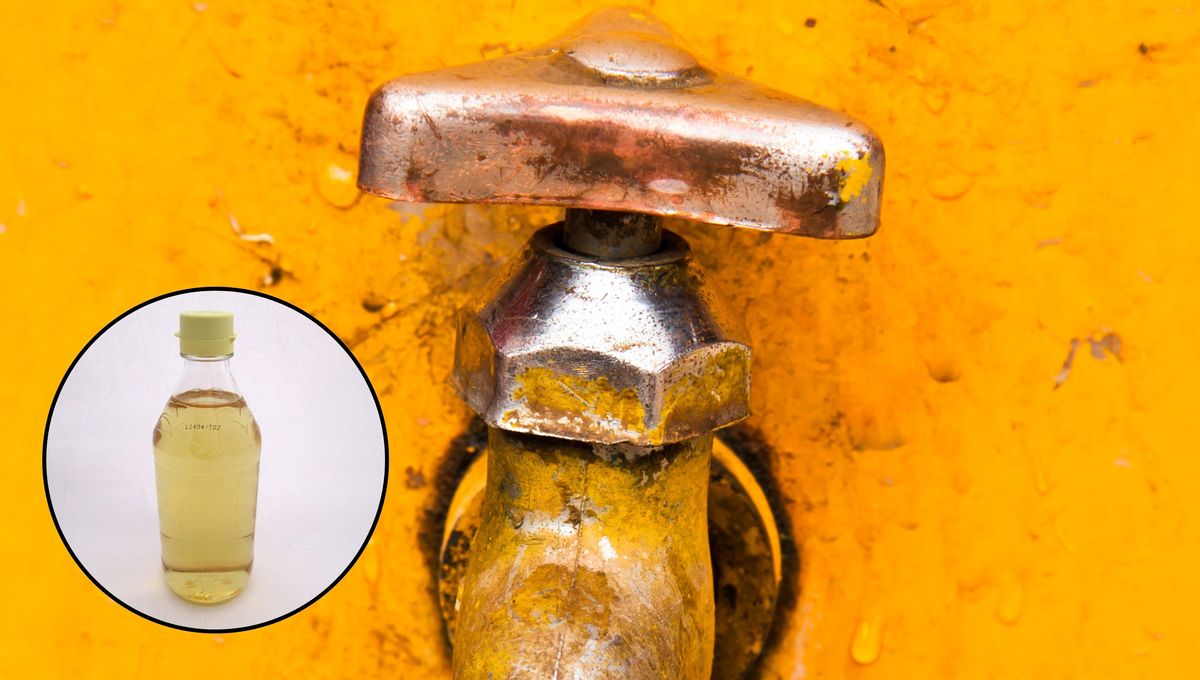 El vinagre genera una sustancia en contacto con el óxido que se disuelve con el agua. El vinagre genera una sustancia en contacto con el óxido que se disuelve con el agua.