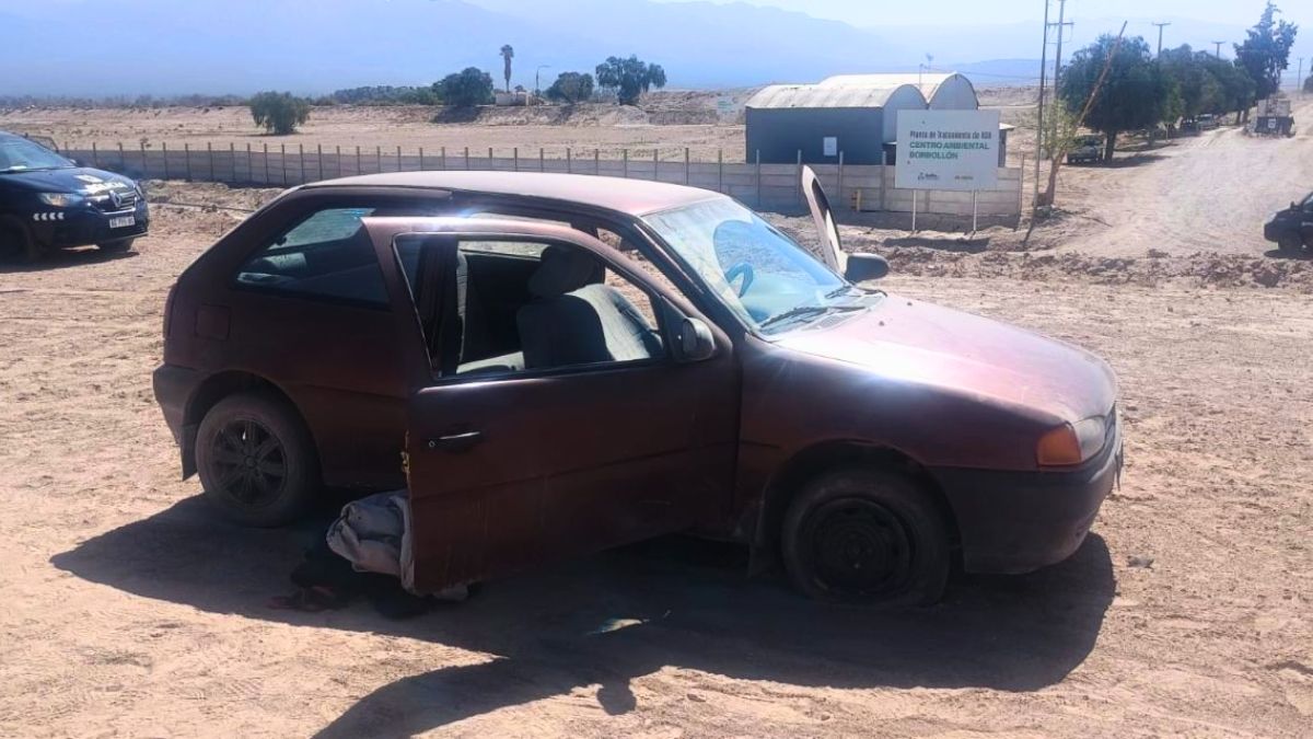 El auto en el que circulaban y fueron detenidos los autores del robo. El auto en el que circulaban y fueron detenidos los autores del robo.