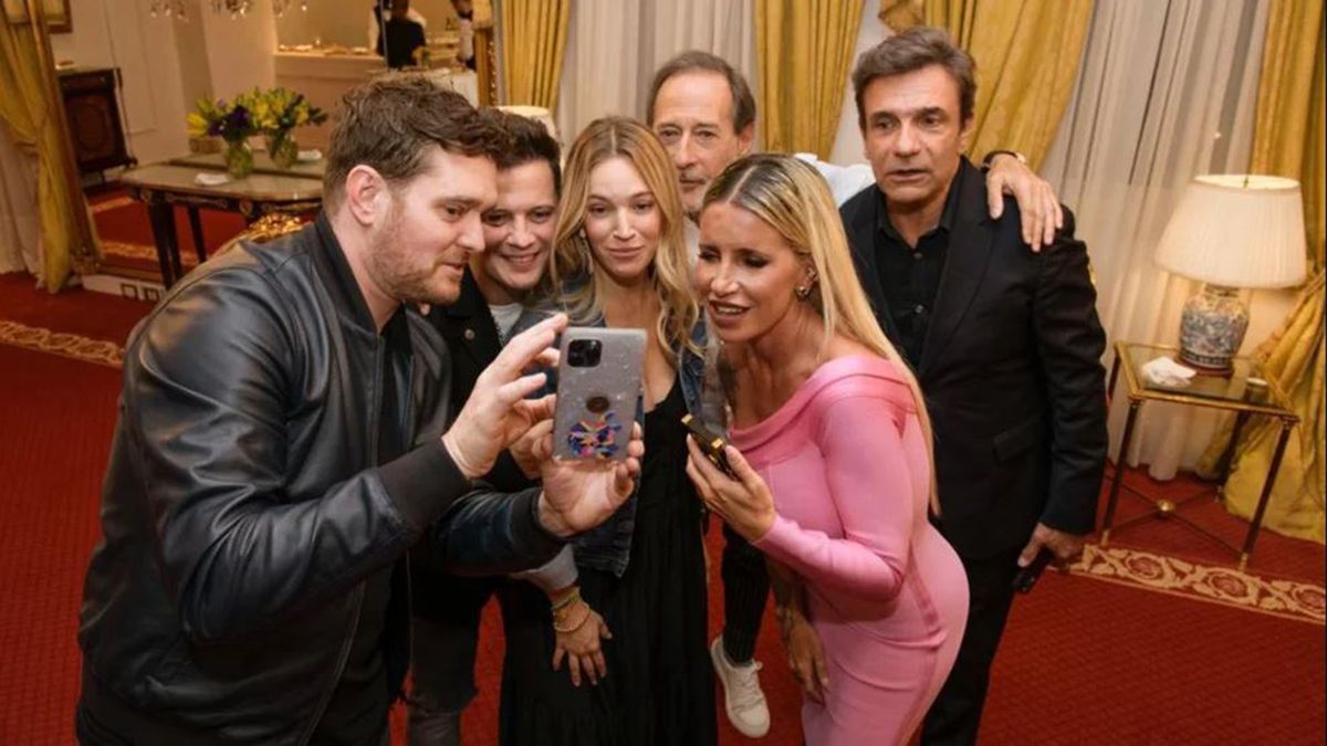 Michael Bublé le muestra la foto al elenco de Casados Con hijos. 
