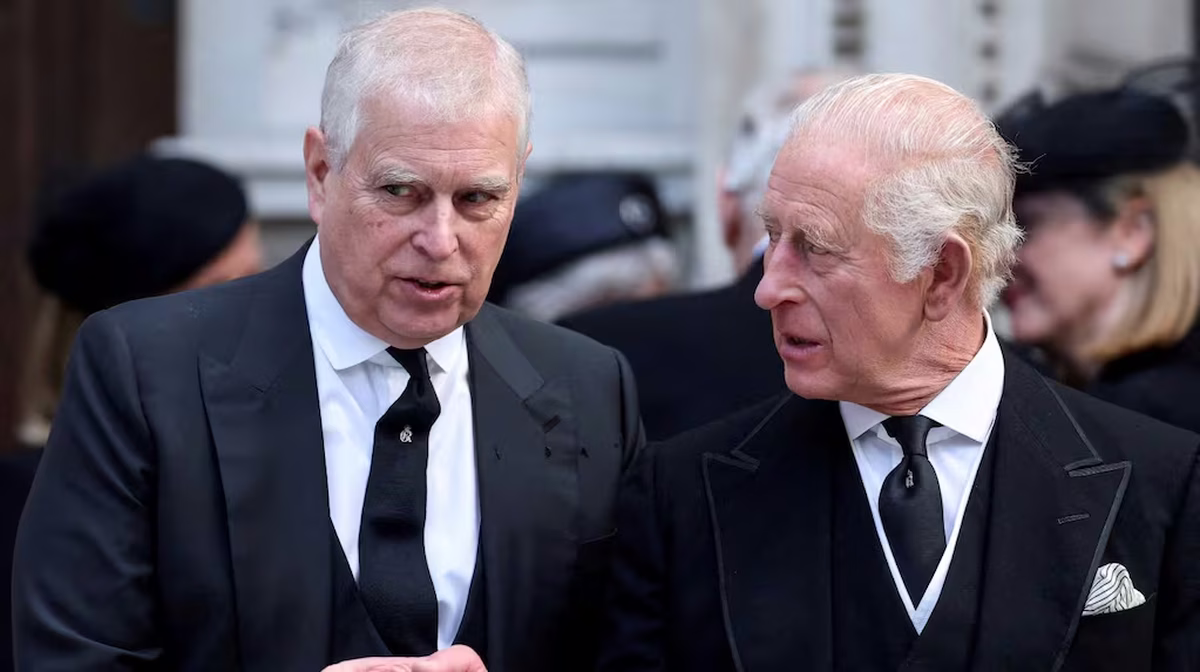  Andrew Mountbatten-Windsor es hermano del rey Carlos III. Andrew Mountbatten-Windsor es hermano del rey Carlos III.