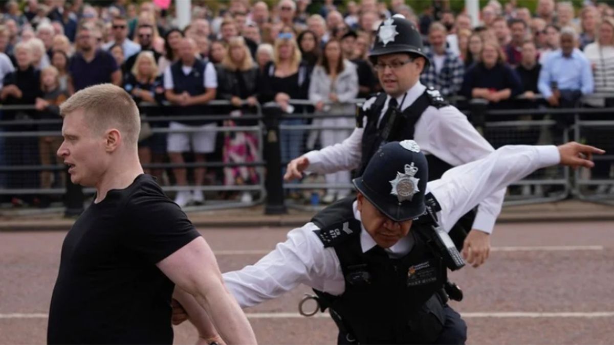 Un sujeto corrió hacia el auto que trasladaba a Carlos III luego de ser proclamado como sucesor de Isabel II.
