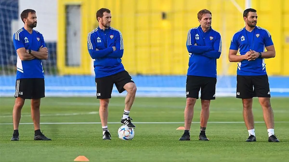 Arruabarrena y su staff en la selección de Emiratos Árabes. Arruabarrena y su staff en la selección de Emiratos Árabes.