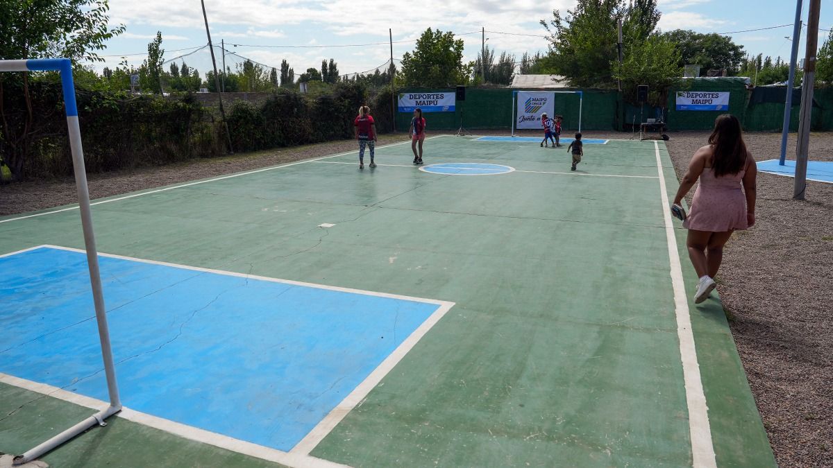 Para la concreción de la obra Fundación Grupo América realizó el aporte de 30 metros cúbicos de hormigón tipo H-21, mientras que el Municipio de Maipú aportó el personal y la maquinaria municipal,mediante la construcción de una cancha de 250 m² sobre una superficie total de 2.000 m². Para la concreción de la obra Fundación Grupo América realizó el aporte de 30 metros cúbicos de hormigón tipo H-21, mientras que el Municipio de Maipú aportó el personal y la maquinaria municipal,mediante la construcción de una cancha de 250 m² sobre una superficie total de 2.000 m².