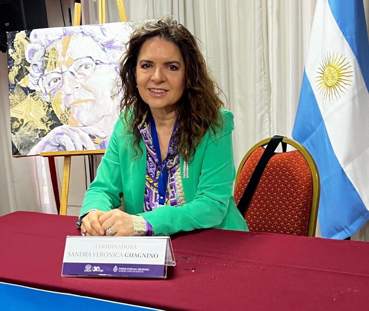 Verónica Guagnino, nueva integrante del Consejo de la Magistratura, junto a un retrato de Carmen Argibay que pintó y obsequió al Poder Judicial de Mendoza.