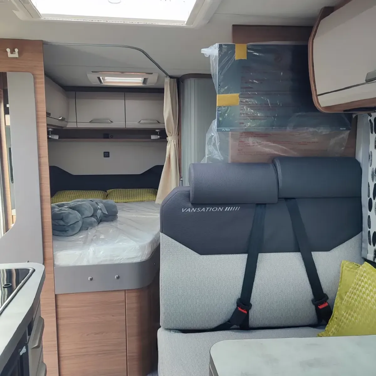 Con esta furgoneta no necesitarás una casa rodante de gran tamaño. Con esta furgoneta no necesitarás una casa rodante de gran tamaño.