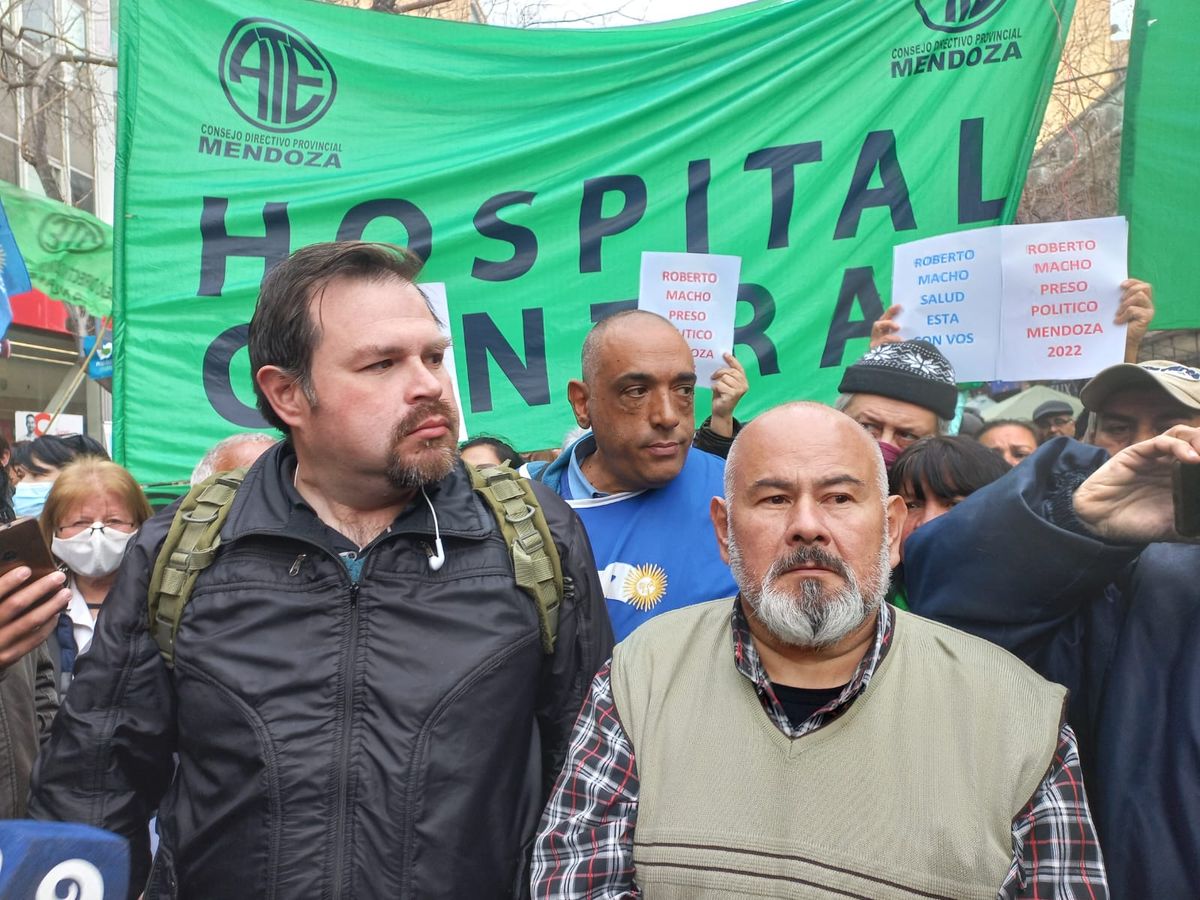 Roberto Del Podio, secretario de comunicación ATE y Mario Muñoz, de la conducción de ATE a nivel nacional, lideraron la manifestación de este miércoles que reclamó la liberación de Roberto Macho.