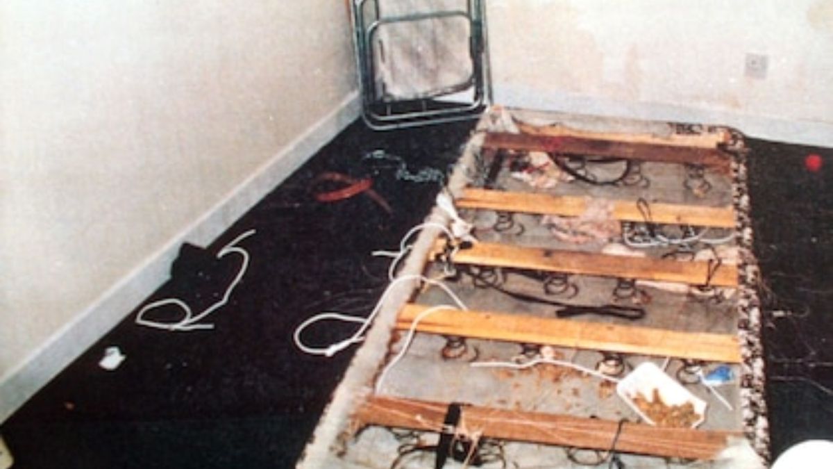 La cama donde torturaron a la víctima del crimen. La cama donde torturaron a la víctima del crimen.