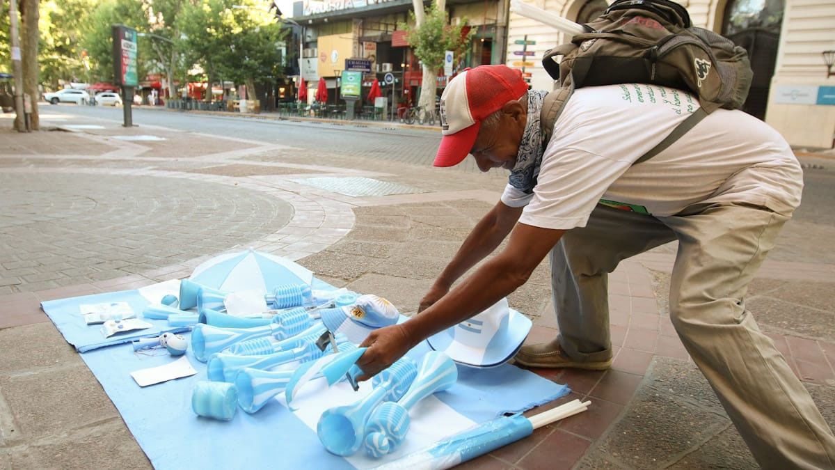 Manteros aprovecharon la ocasión del partido para vender banderas, gorros y cornetas de la Selección Argentina.