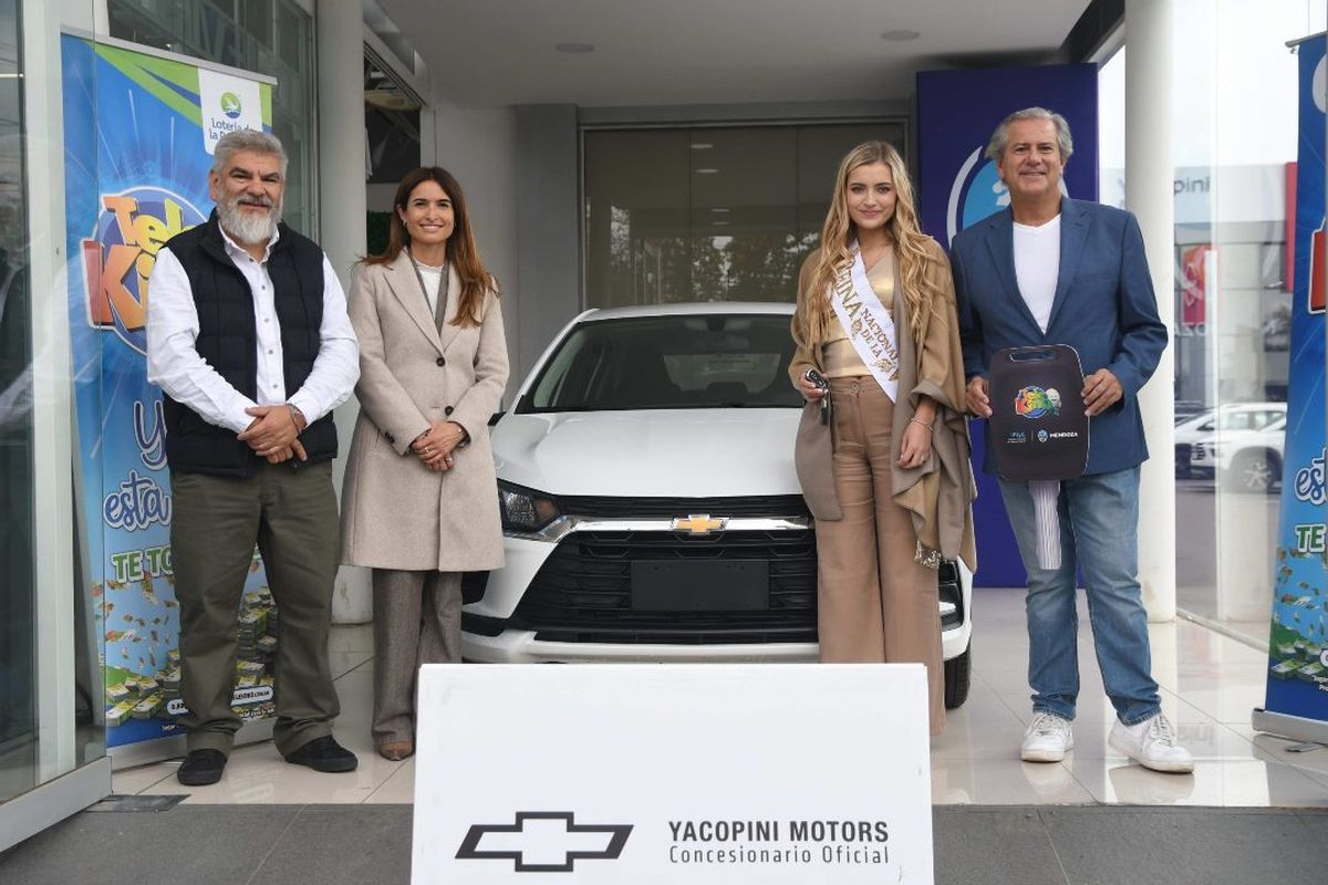 El área de Cultura provincial hizo entrega del auto 0 km junto al Instituto de Juegos y Casinos y a empresas privadas que colaboraron con el premio. El área de Cultura provincial hizo entrega del auto 0 km junto al Instituto de Juegos y Casinos y a empresas privadas que colaboraron con el premio.