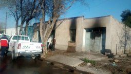 Dos mujeres salieron ilesas de un terrible incendio que consumió su casa por completo