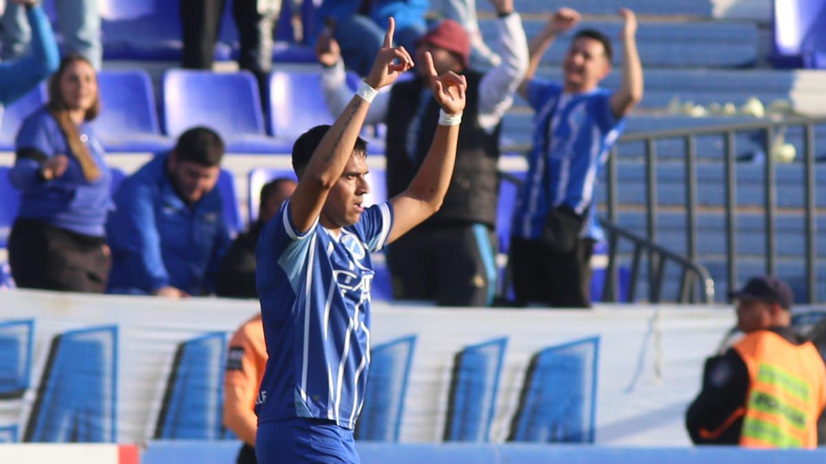 Otro doblete y van dos... Martín Pino hizo dos de los goles del 4 a 0 de Godoy Cruz sobre All Boys y quedó como máximo artillero del Campeonato de la Primera Nacional.