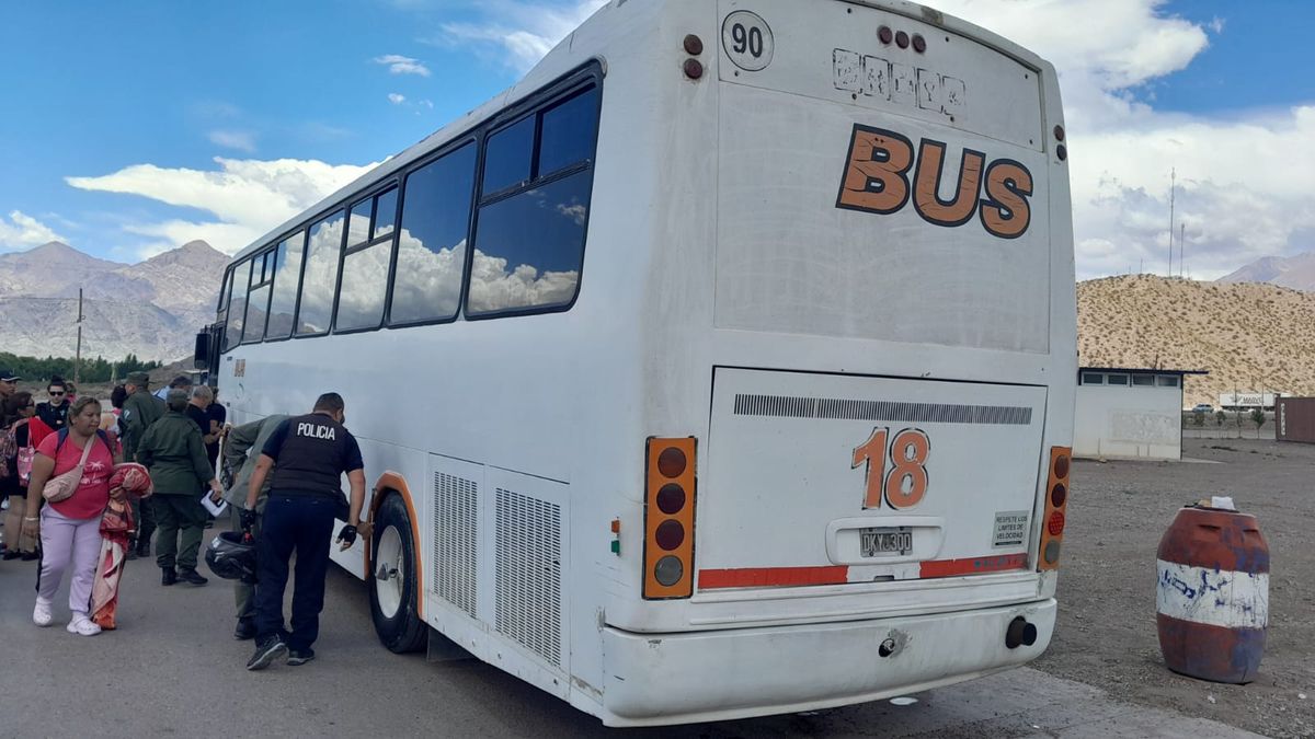 El colectivo de un tour de compras que fue retenido por no estar en condiciones. 