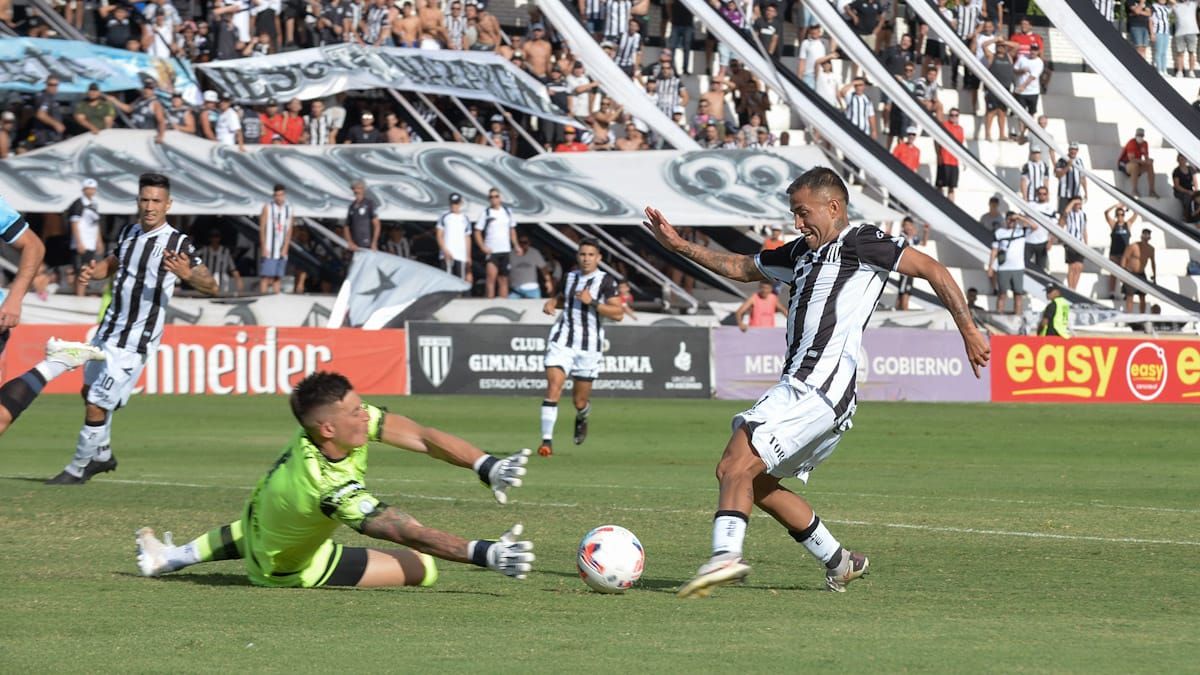 El Lobo fue más que el puntero en la primera parte pero no pudo definir.