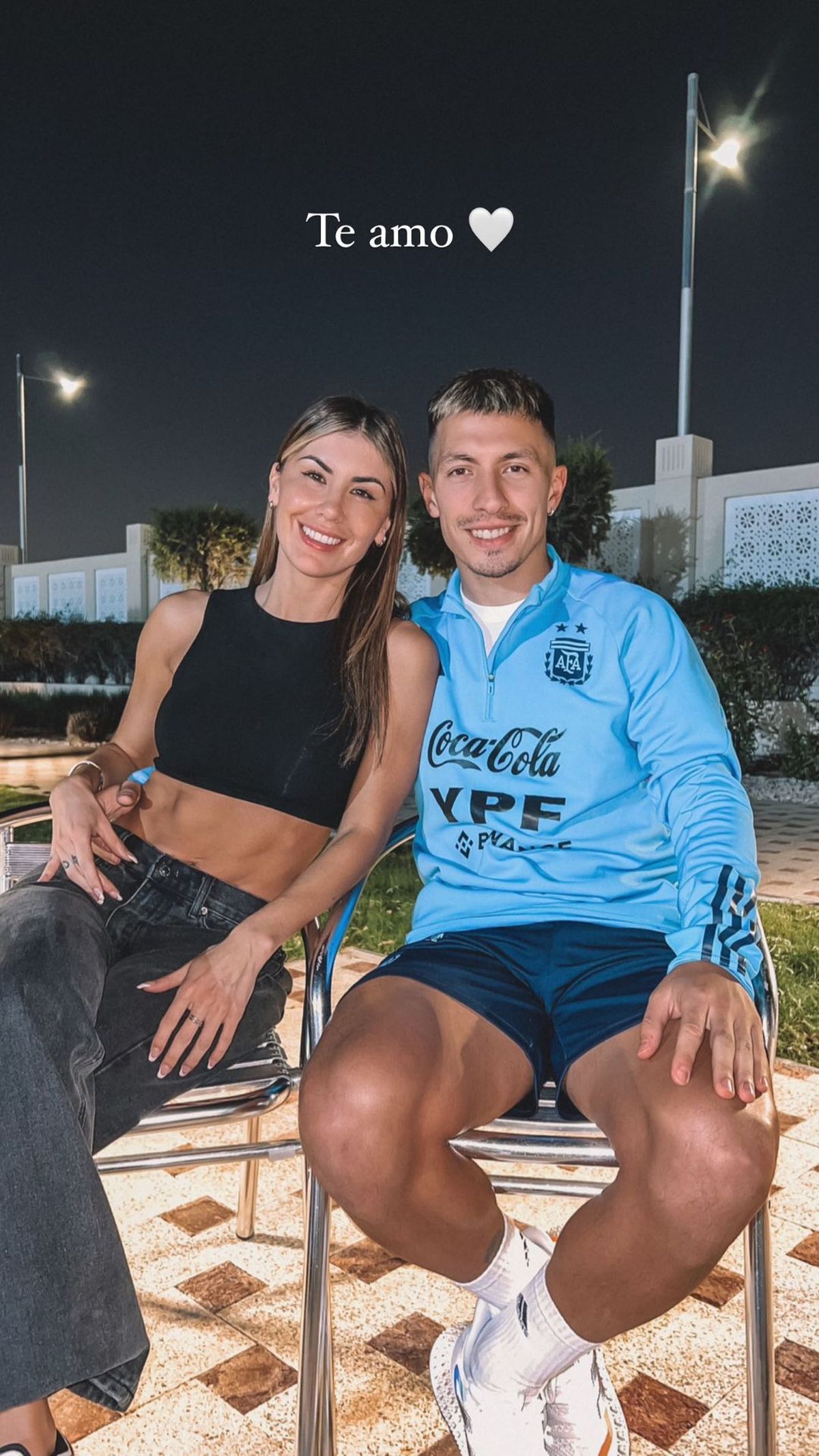Lisandro Martínez con su novia