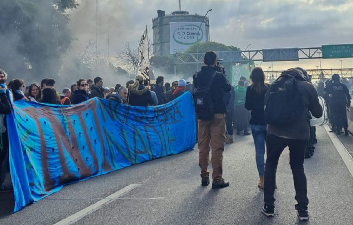 Trabajadores agremiados en ATE se manifestaron en La General Paz en Buenos Aires por el cese de 300 empleados contratados.